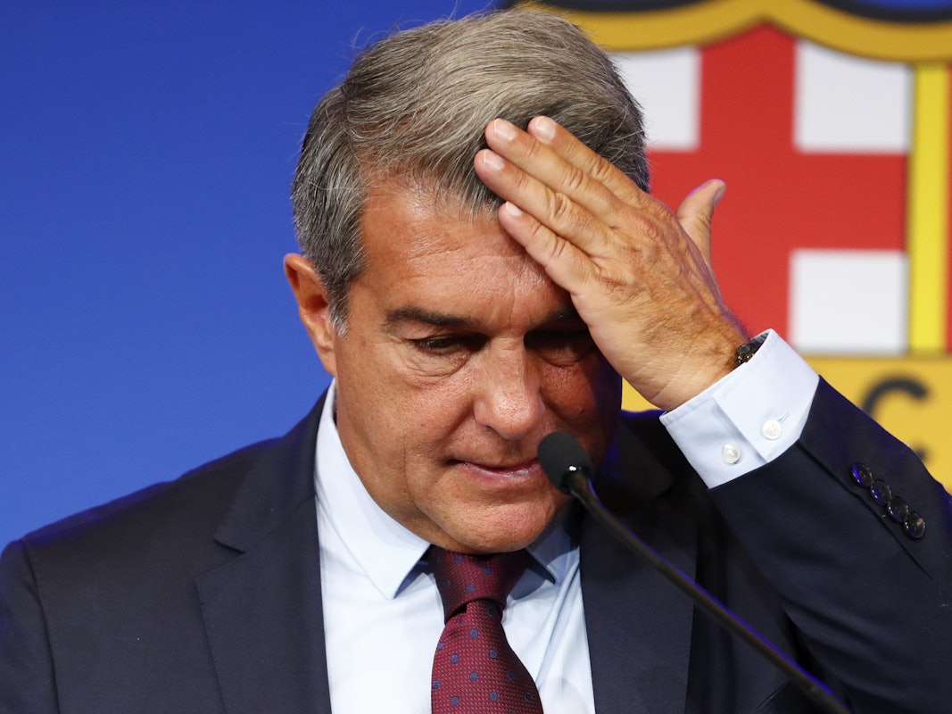 Joan Laporta fasst sich verzweifelt an die Stirn.