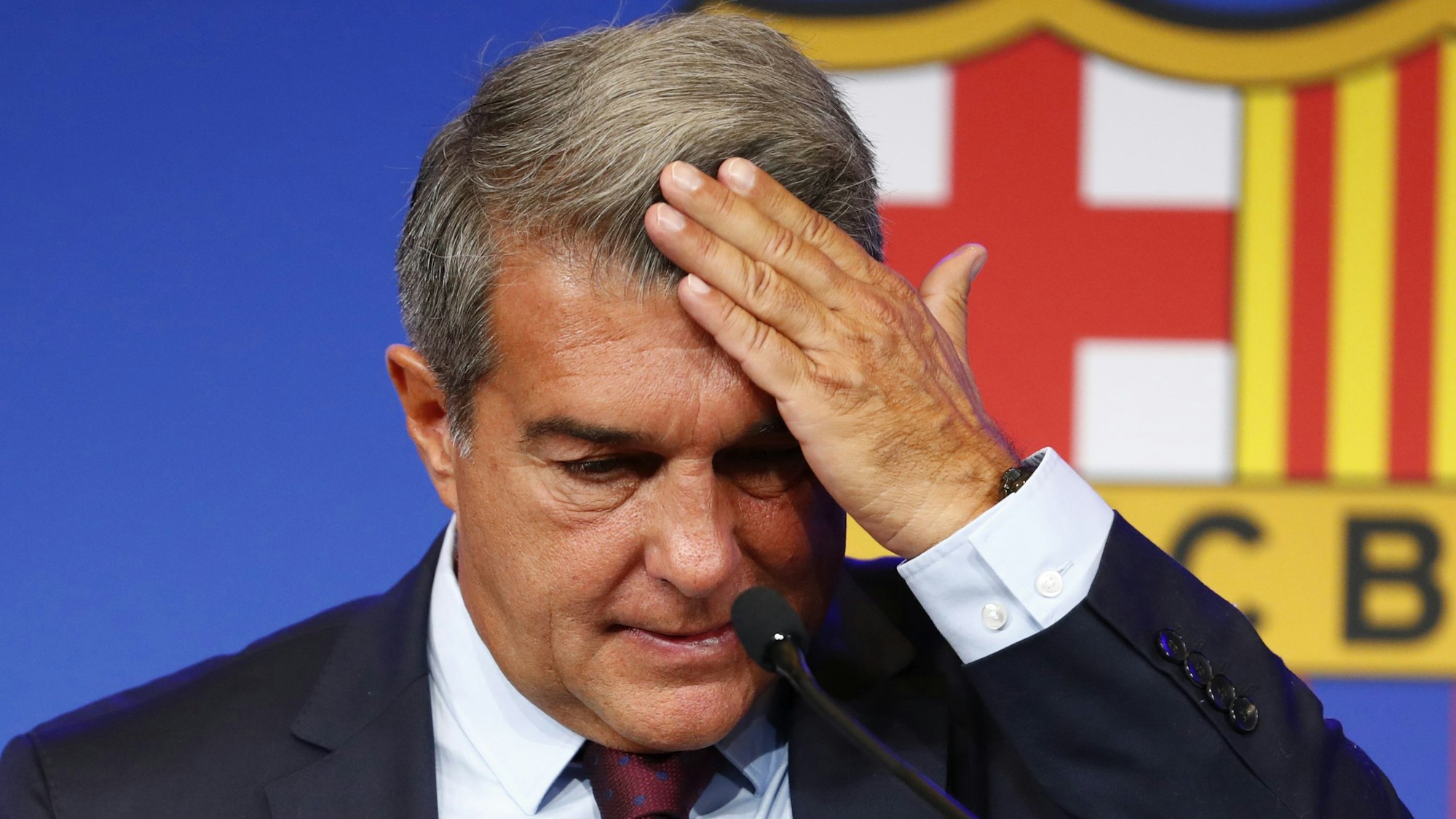 Joan Laporta fasst sich verzweifelt an die Stirn.