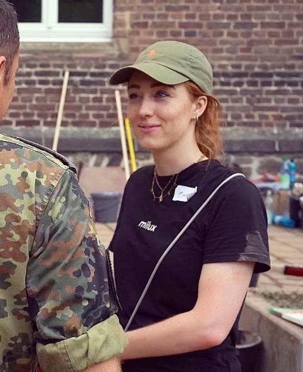 Die Kölnerin Emily mit einem Major der Bundeswehr in Bad Münstereifel.