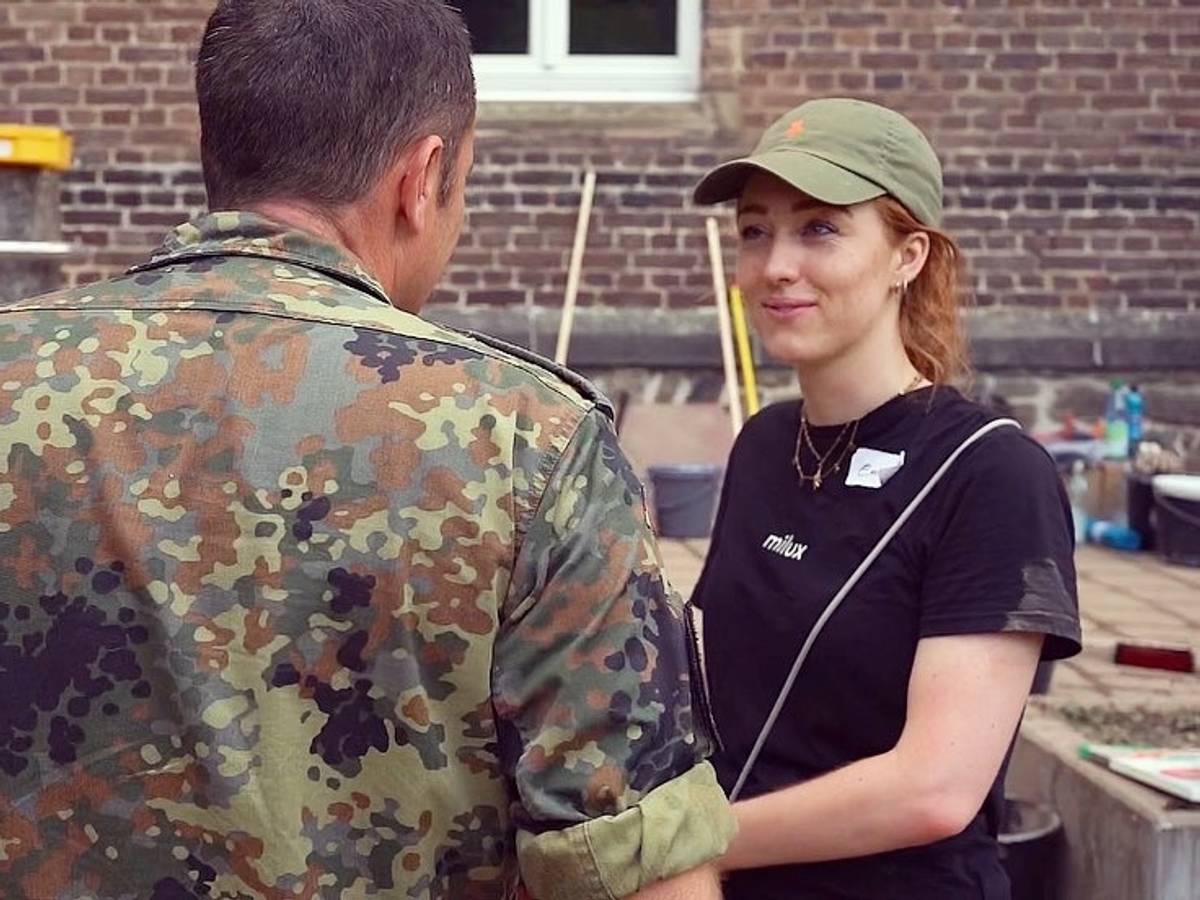 Die Kölnerin Emily mit einem Major der Bundeswehr in Bad Münstereifel.