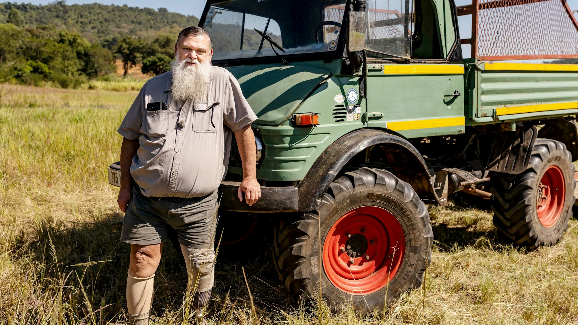Landwirt Werner †64), der nach dem Dreh von „Bauer sucht Frau International“ 2021 verstarb. vor einer Landmaschine.
