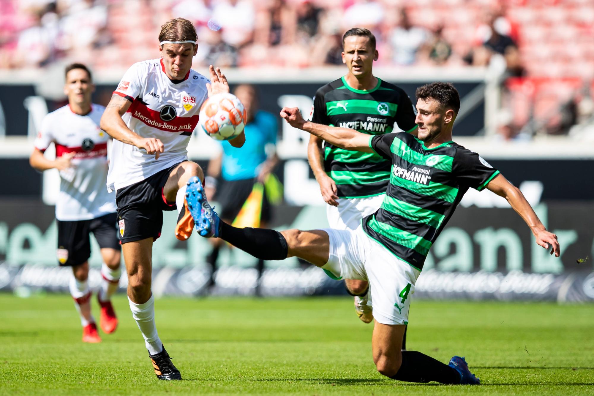 Borna Sosa im Zweikampf mit Maximilian Bauer