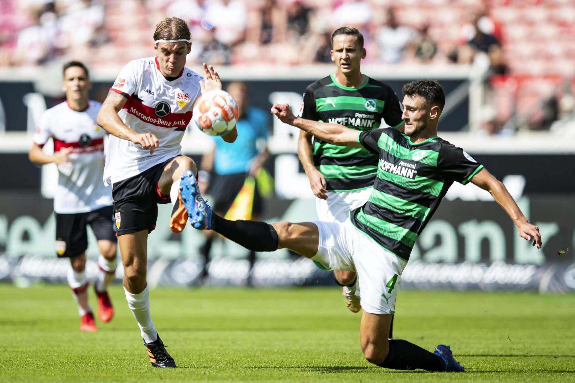 Borna Sosa im Zweikampf mit Maximilian Bauer