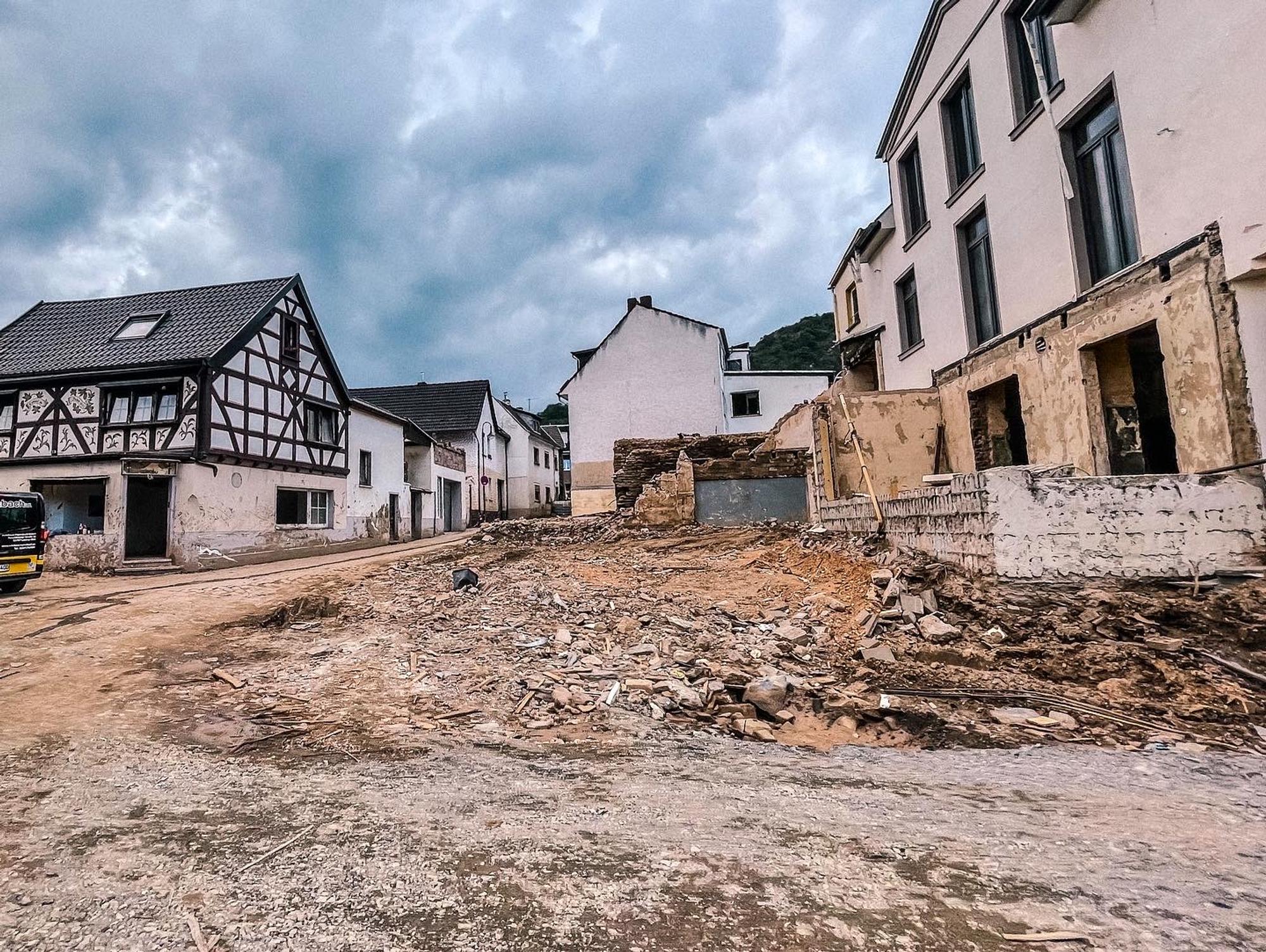 Zerstörte Häuser und Straßen im Ort Mayschoss im Ahrtal.