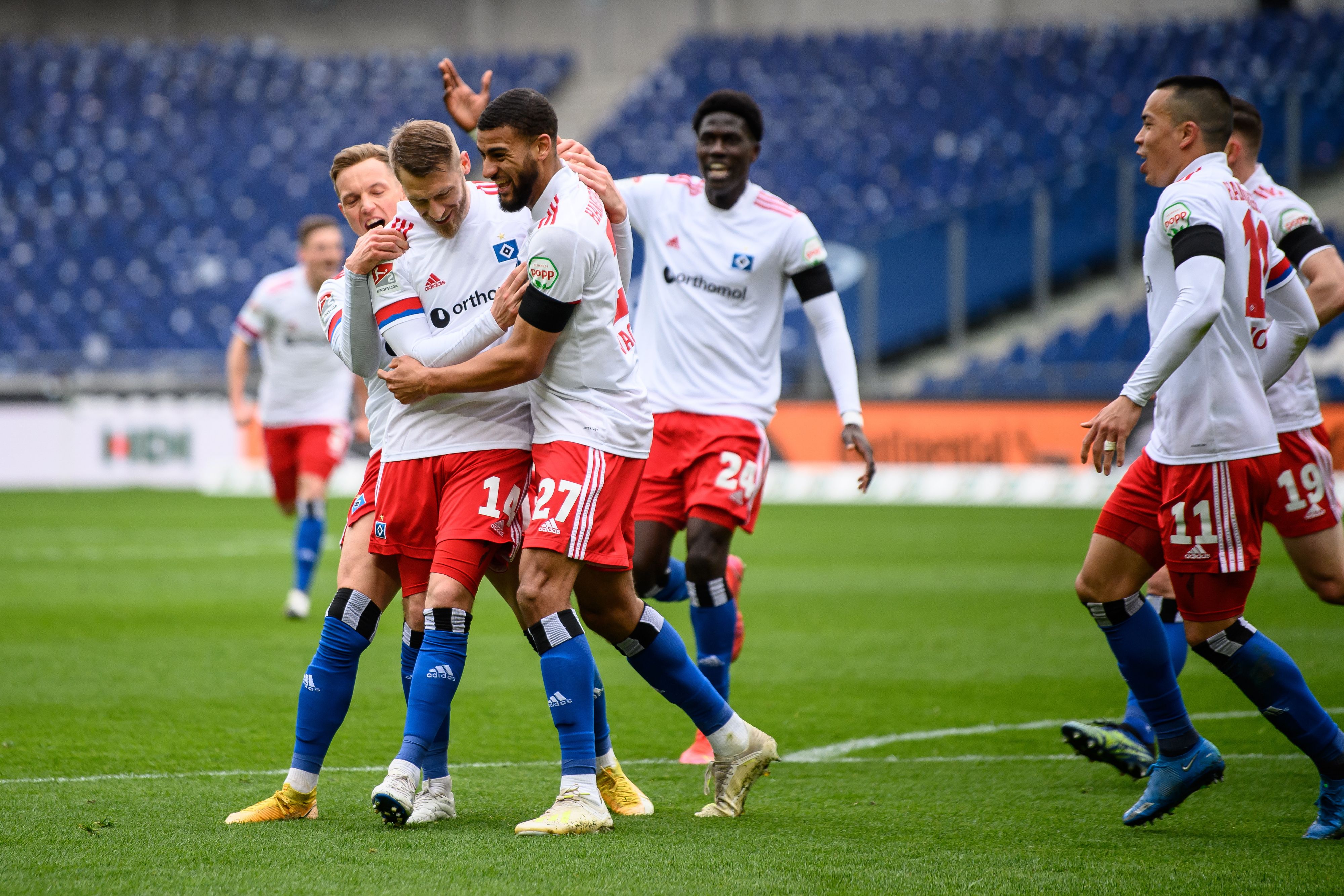 Hamburgs Aaron Hunt (l) jubelt nach seinem Tor zum 0:1 mit Hamburgs Josha Vagnoman.