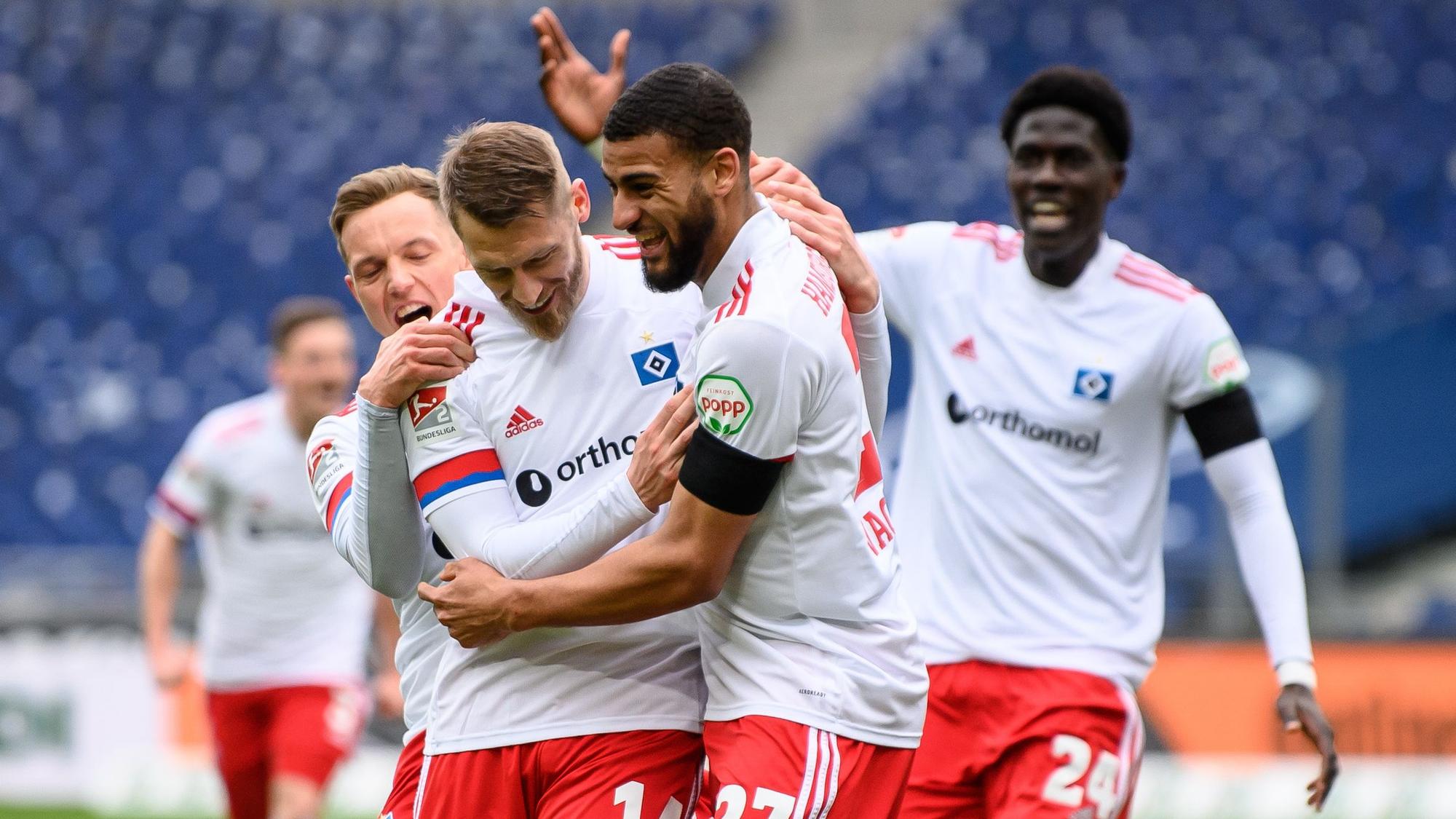 Hamburgs Aaron Hunt (l) jubelt nach seinem Tor zum 0:1 mit Hamburgs Josha Vagnoman.
