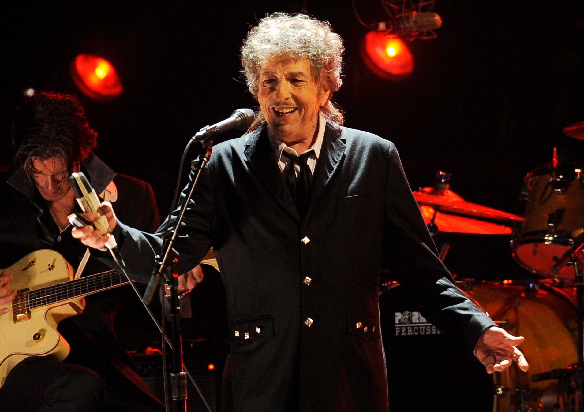 Bob Dylan, US-amerikanischer Musiker, während eines Auftritts am 12. Januar 2012 in Los Angeles. Der US-Sänger und Literaturnobelpreisträger Bob Dylan (80) hat lange zurückliegende Missbrauchsvorwürfe gegen ihn zurückgewiesen.