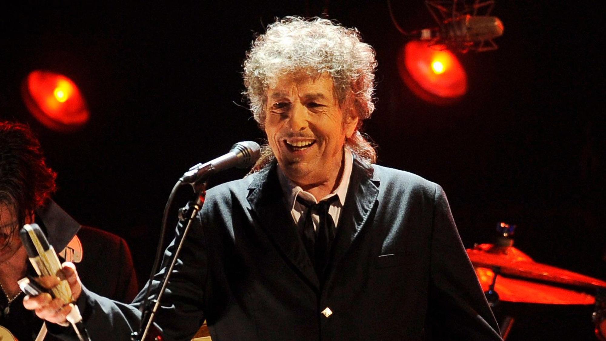 Bob Dylan, US-amerikanischer Musiker, während eines Auftritts am 12. Januar 2012 in Los Angeles. Der US-Sänger und Literaturnobelpreisträger Bob Dylan (80) hat lange zurückliegende Missbrauchsvorwürfe gegen ihn zurückgewiesen.