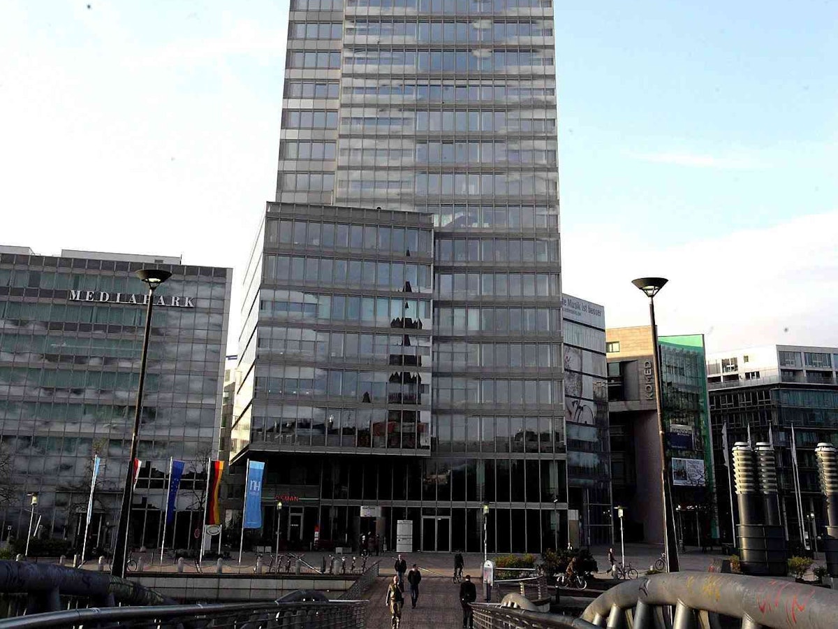 Der Kölnturm im Mediapark von außen fotografiert.