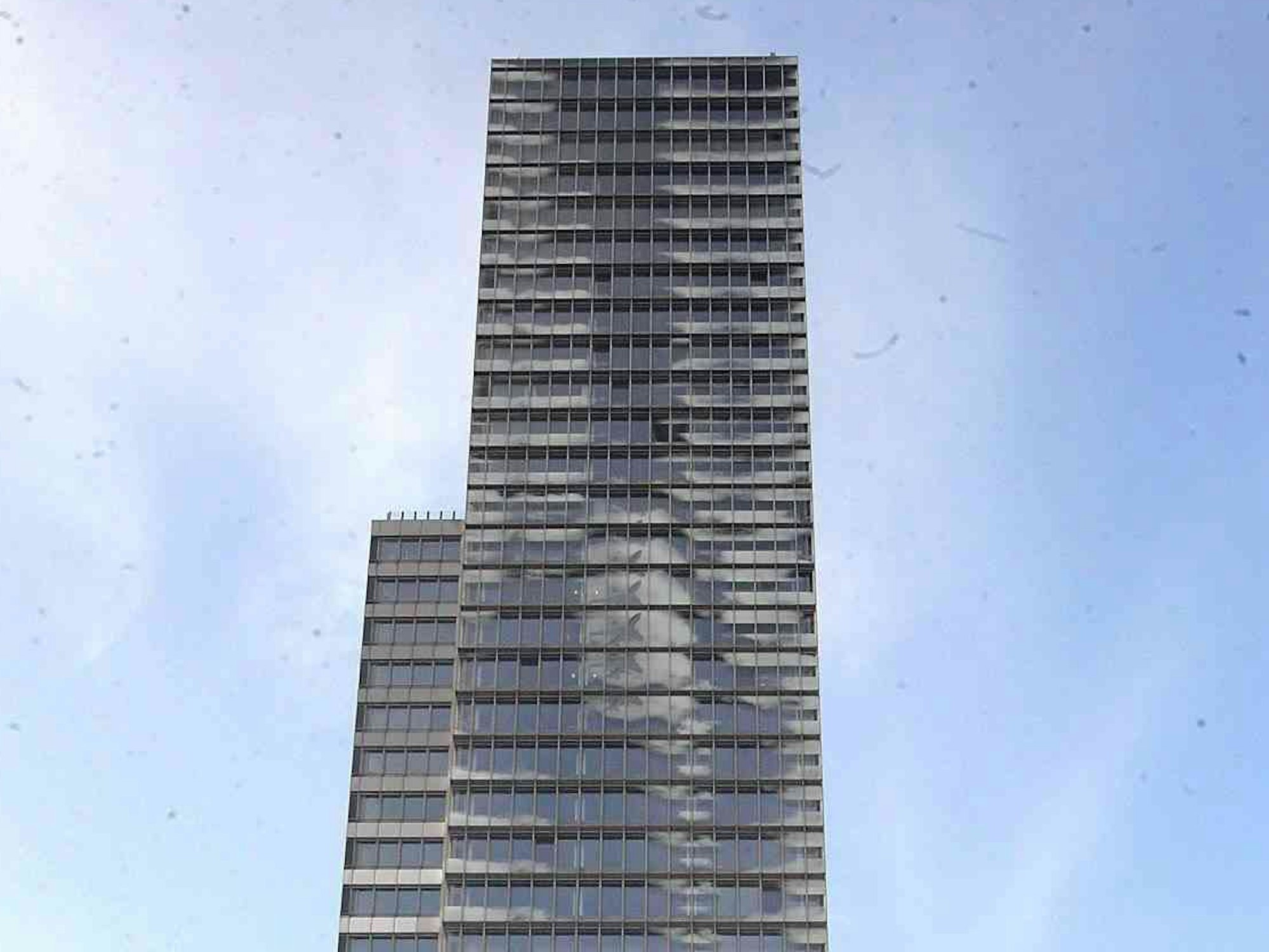 Der Kölnturm im Mediapark von außen fotografiert.