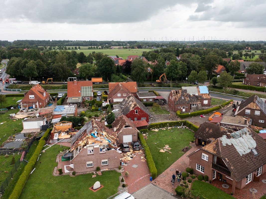 Häuser in Berumerfehn in der Gemeinde Großheide wurden in der Nacht von einem Tornado zerstört (Aufnahme mit einer Drohne). Ein Tornado mit geschätzten Windgeschwindigkeiten von 180 bis 250 Stundenkilometern hat in einer Gemeinde in Ostfriesland große Schäden angerichtet. +++ dpa-Bildfunk +++