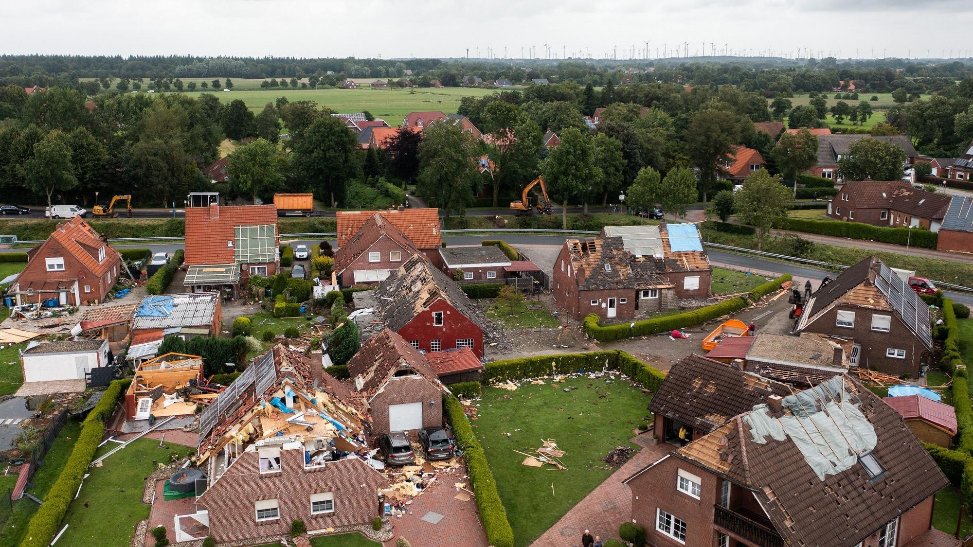 Häuser in Berumerfehn in der Gemeinde Großheide wurden in der Nacht von einem Tornado zerstört (Aufnahme mit einer Drohne). Ein Tornado mit geschätzten Windgeschwindigkeiten von 180 bis 250 Stundenkilometern hat in einer Gemeinde in Ostfriesland große Schäden angerichtet. +++ dpa-Bildfunk +++