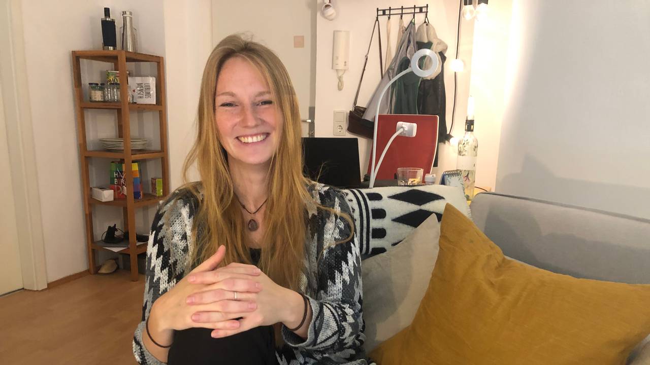 Alexandra Schmidt sitzt auf dem Sofa in ihrer Wohnung in Köln-Deutz.