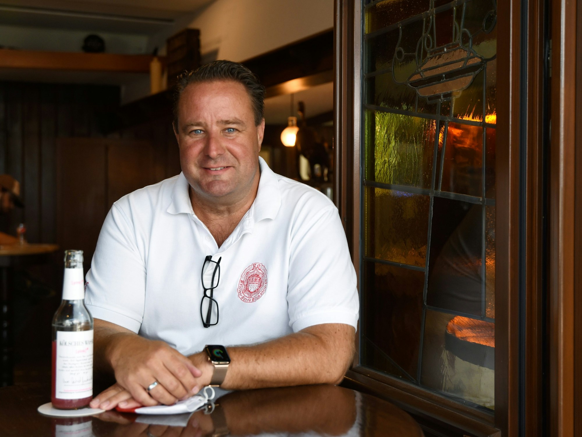 Köln-Sülz: Unkelbach-Wirt Alexander Manek steht an einem Stehtisch.