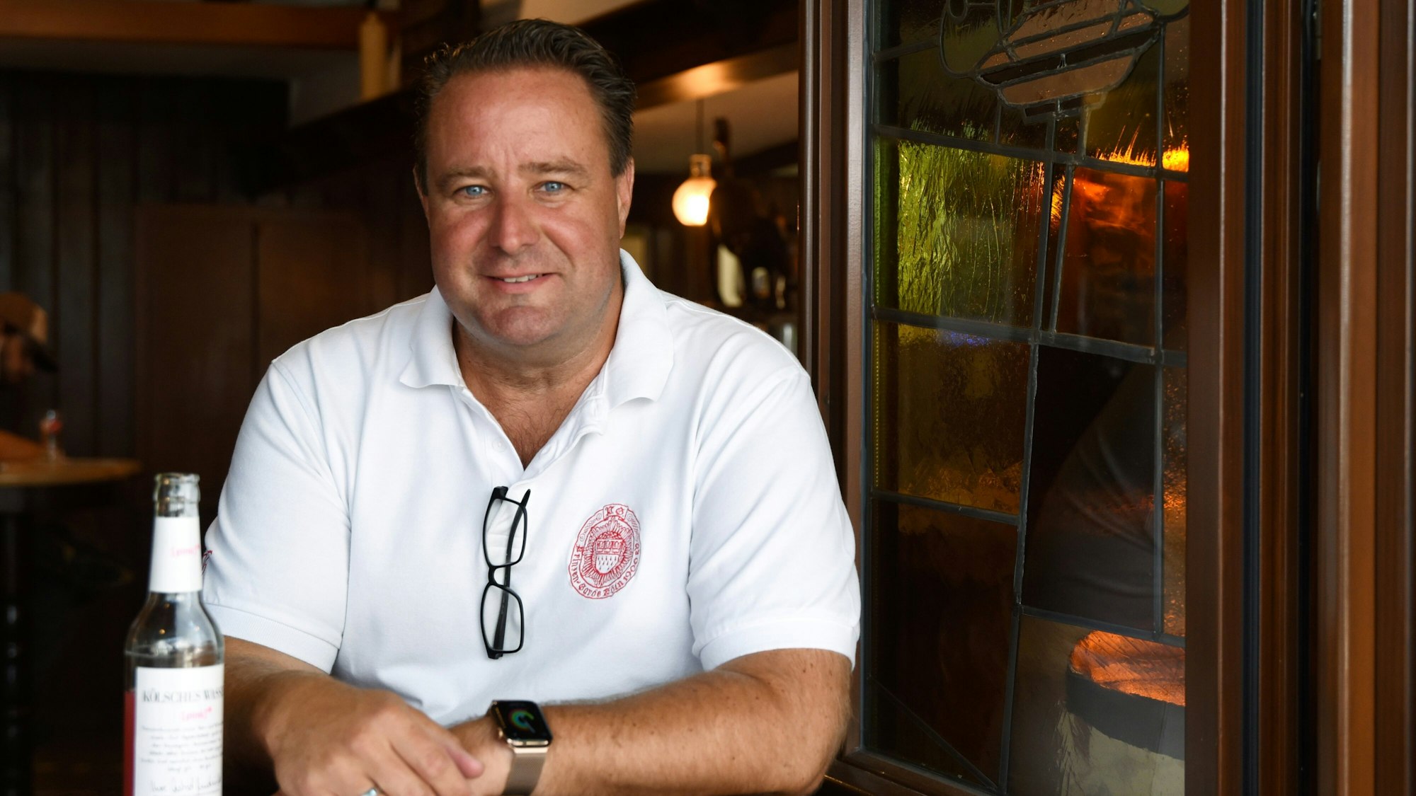 Köln Unkelbach und Bier Esel- Inhaber Alexander Manek schaut aus dem Fenster.