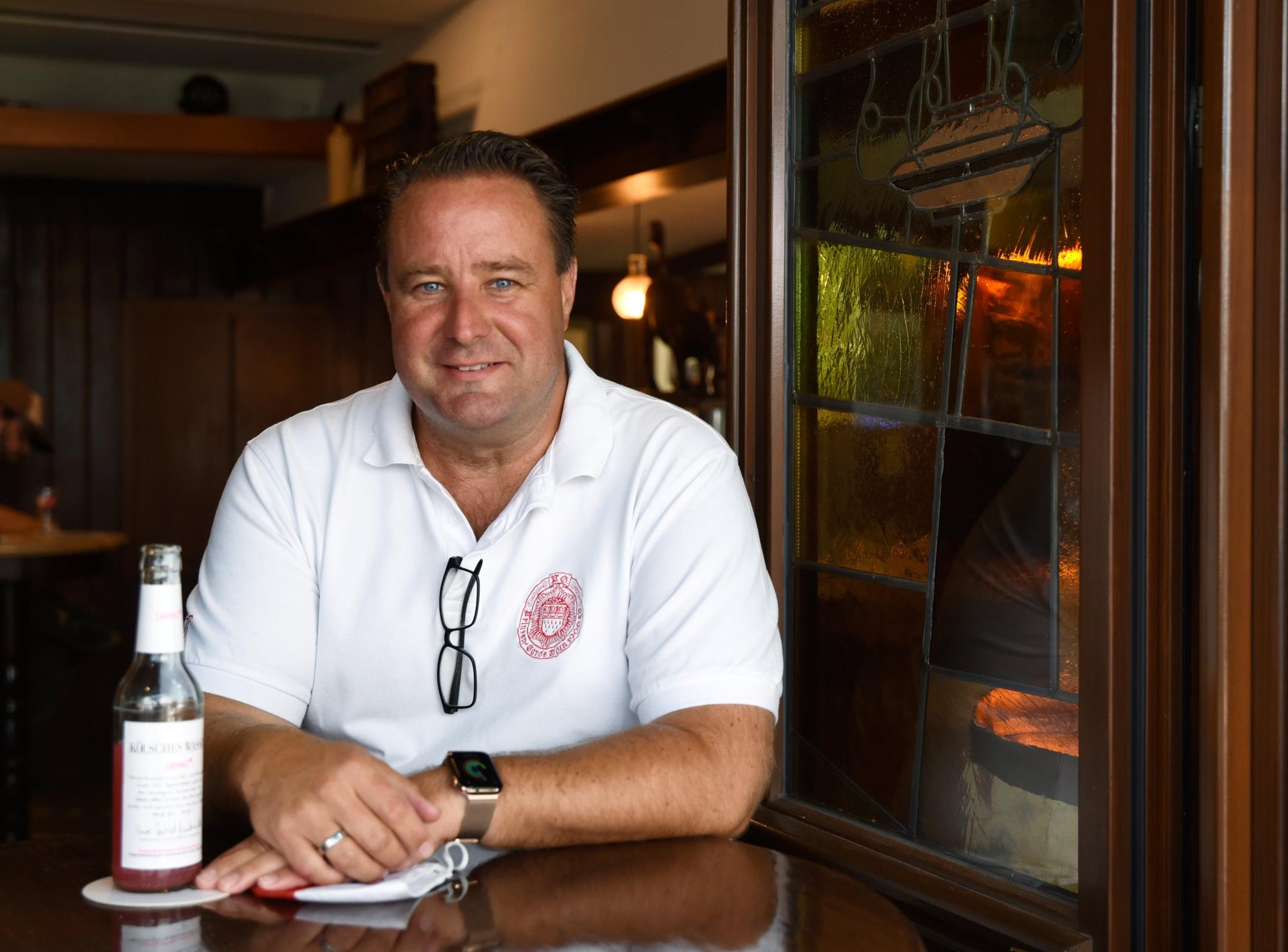 Bier Esel Breite Straße Inhaber Alexander Manek sitzt an einem Tisch.