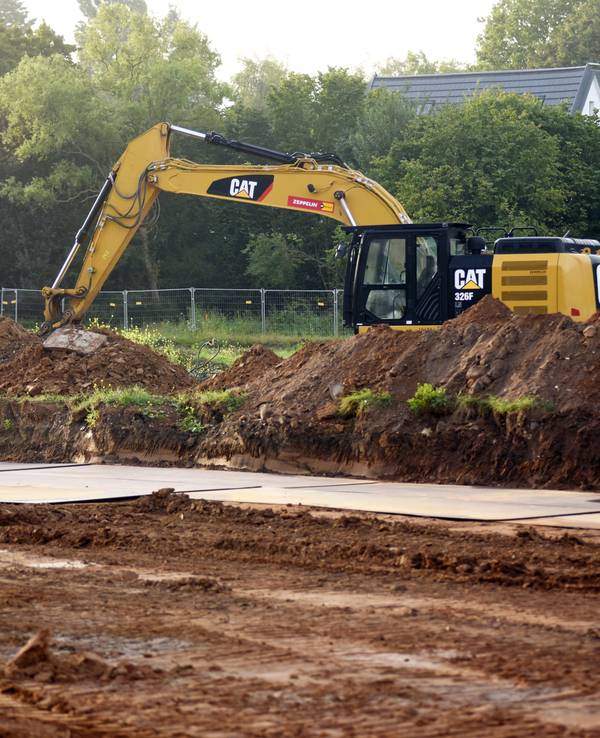 Bagger arbeitet an Fundort von Bombe in Köln.