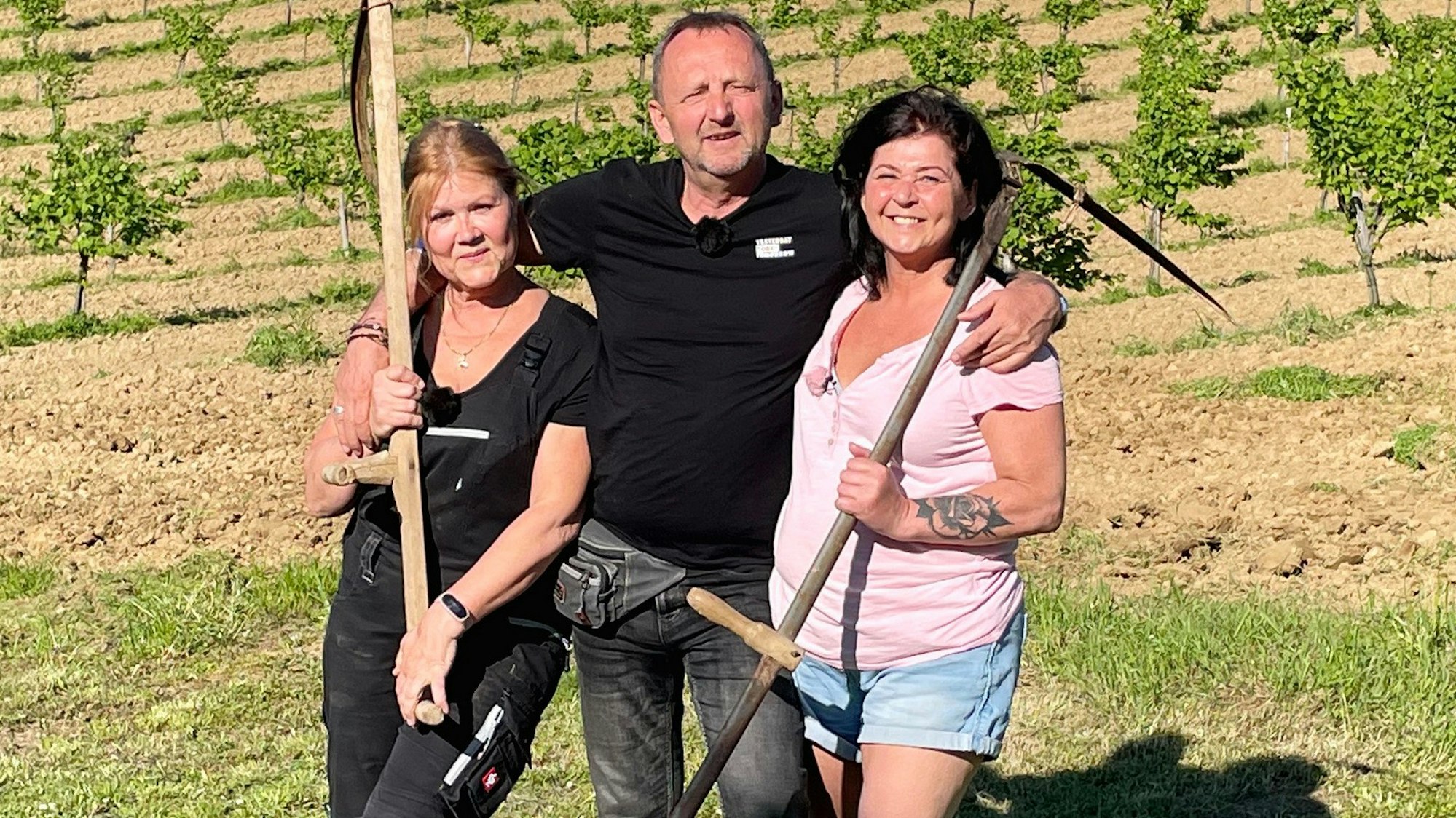 „Bauer sucht Frau International“: Ivica aus Kroatien mit Nevenka (l.) aus Baden-Württemberg und Isolde aus Niedersachsen.