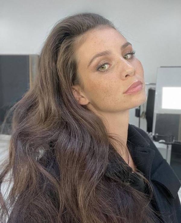 Betty Taube wirft lässig die Haare zurück und macht einen Schmollmund.
