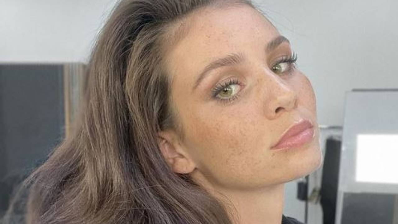Betty Taube wirft lässig die Haare zurück und macht einen Schmollmund.