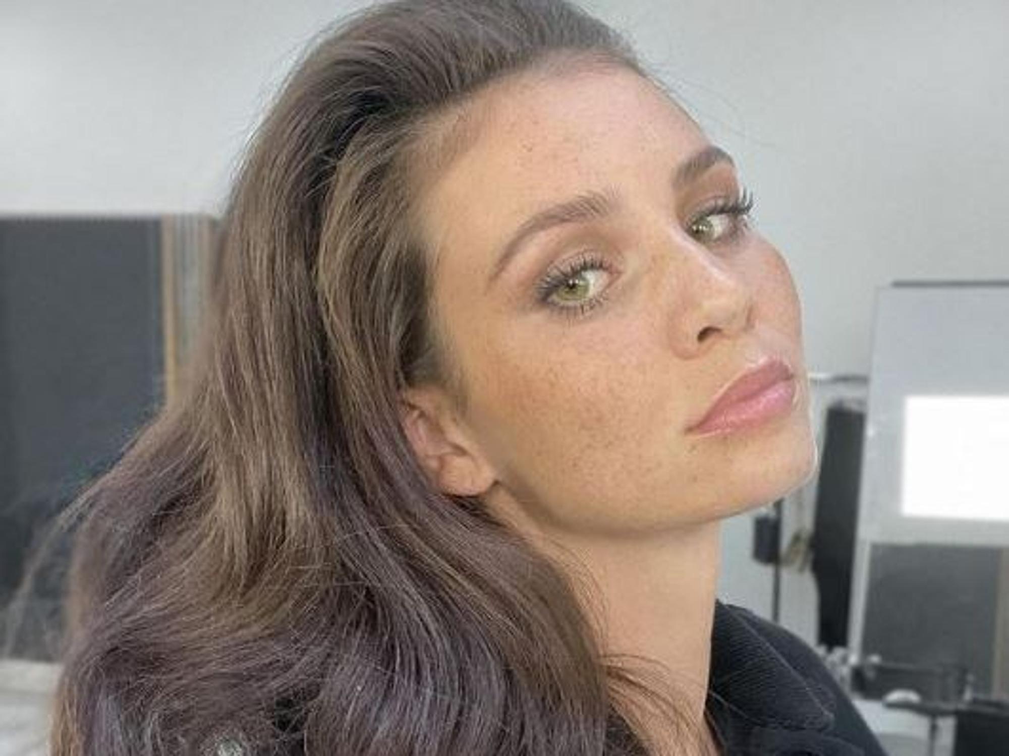 Betty Taube macht ein Selfie