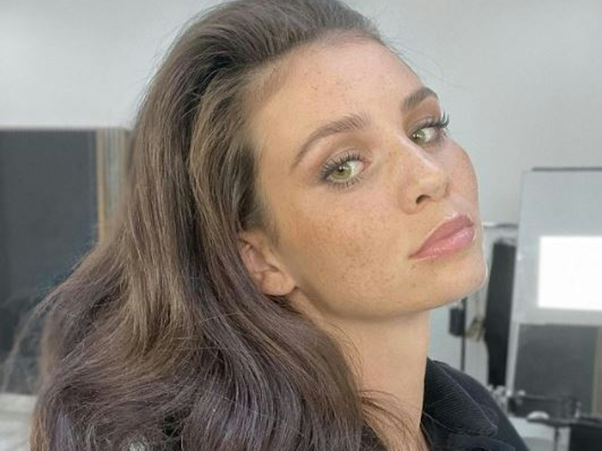 Betty Taube macht ein Selfie