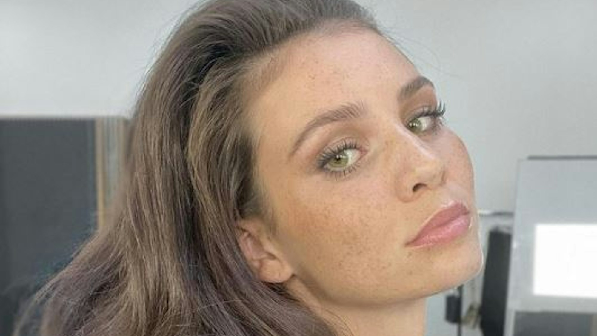 Betty Taube wirft lässig die Haare zurück und macht einen Schmollmund.