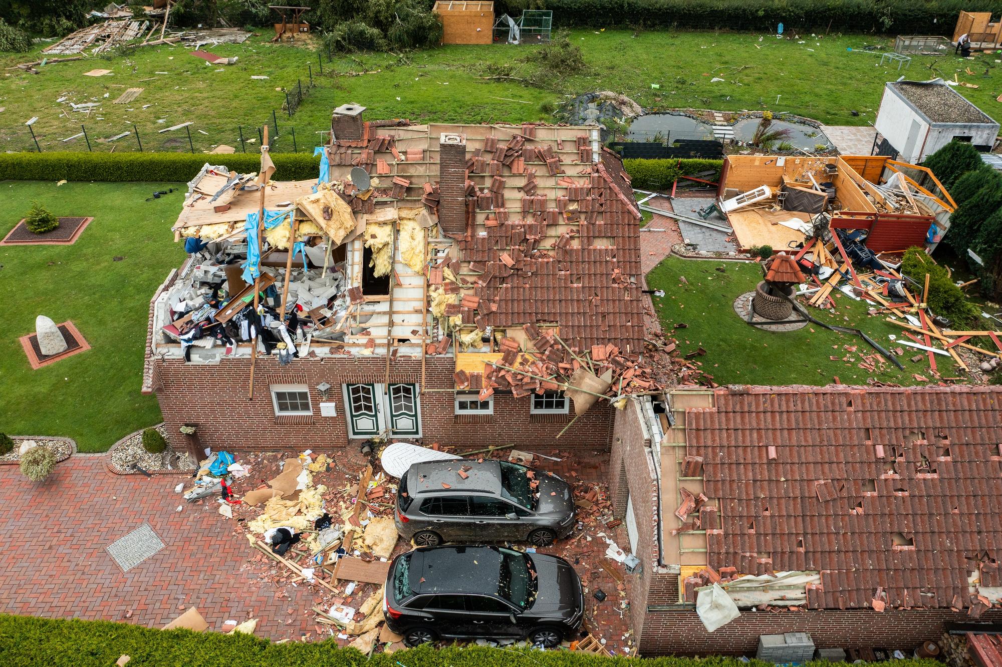 Ein Haus wurde in der Nacht von einem Tornado zerstört (Aufnahme mit einer Drohne). Ein Tornado mit geschätzten Windgeschwindigkeiten von 180 bis 250 Stundenkilometern hat in einer Gemeinde in Ostfriesland große Schäden angerichtet.