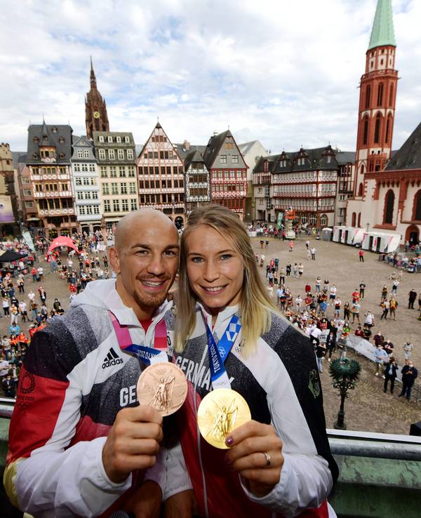 Aline Rotter-Focken, Olympiasiegerin im Ringen, und Frank Stäbler, Bronzemedaillengewinner im Ringen, stehen bei der Willkommensfeier für das Team Deutschland auf dem Balkon des Römers.