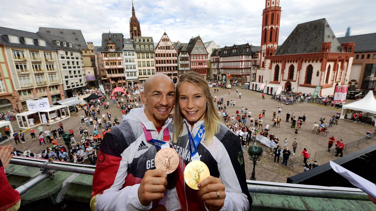 Aline Rotter-Focken, Olympiasiegerin im Ringen, und Frank Stäbler, Bronzemedaillengewinner im Ringen, stehen bei der Willkommensfeier für das Team Deutschland auf dem Balkon des Römers.