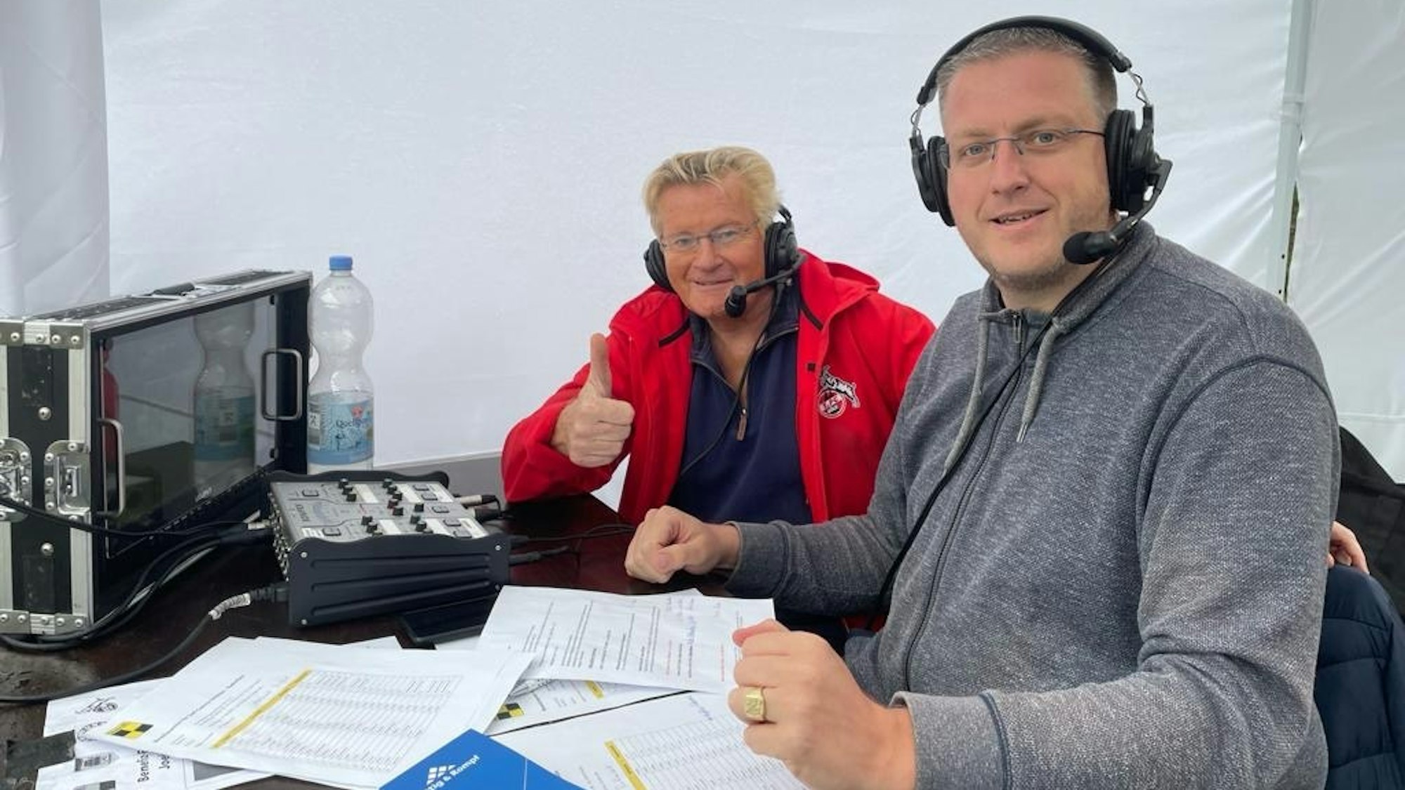 Michael Trippel (l.) und Wolfgang Gommersbach sitzen an ihrem Kommentatorenpult.