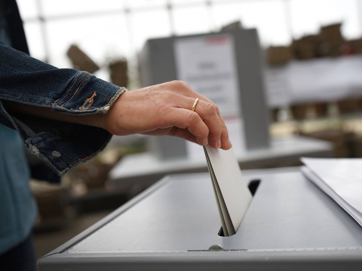 Die diesjährige Bundestagswahl soll in den Flutgebieten in Zelten, Bussen oder Containern stattfinden können. Eine Frau wirft ihren Wahlzettel in eine Urne, die sich im Gewächshaus einer Gärtnerei befindet.