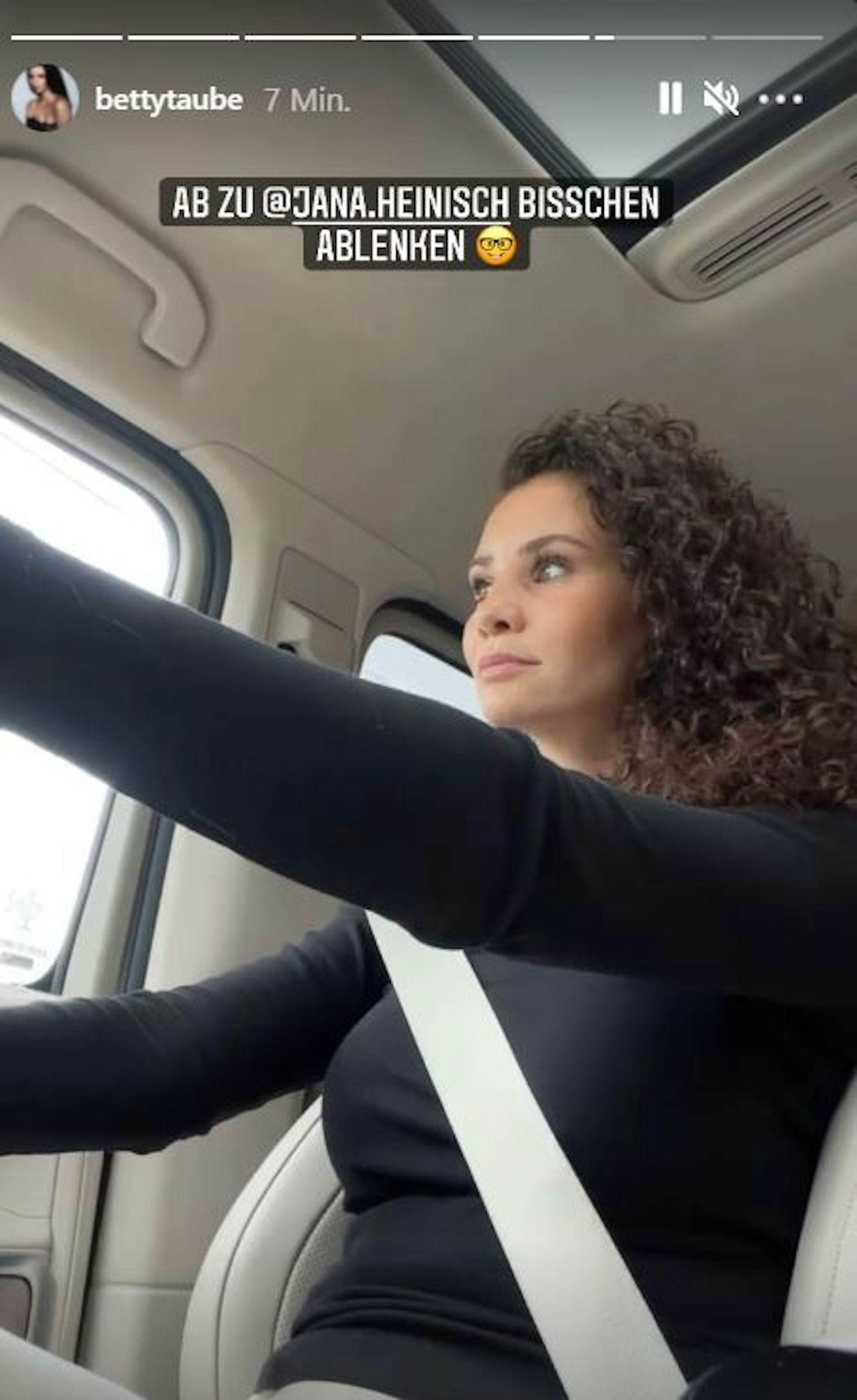 Betty Taube sitzt im Auto und guckt auf die Straße.