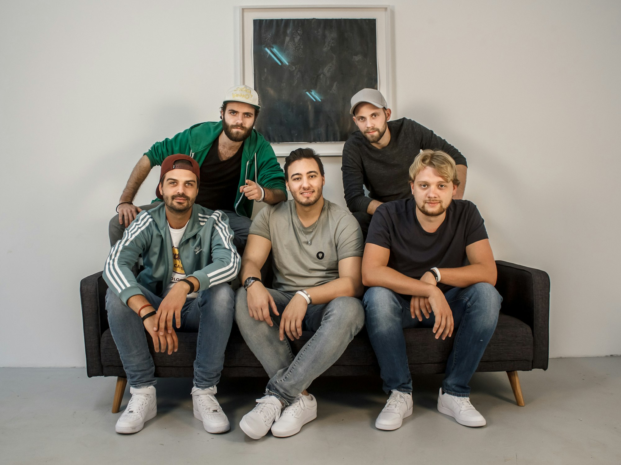 Die Mitglieder der Kölner Band Lupo sitzen auf einer Couch und posieren für ein Foto.