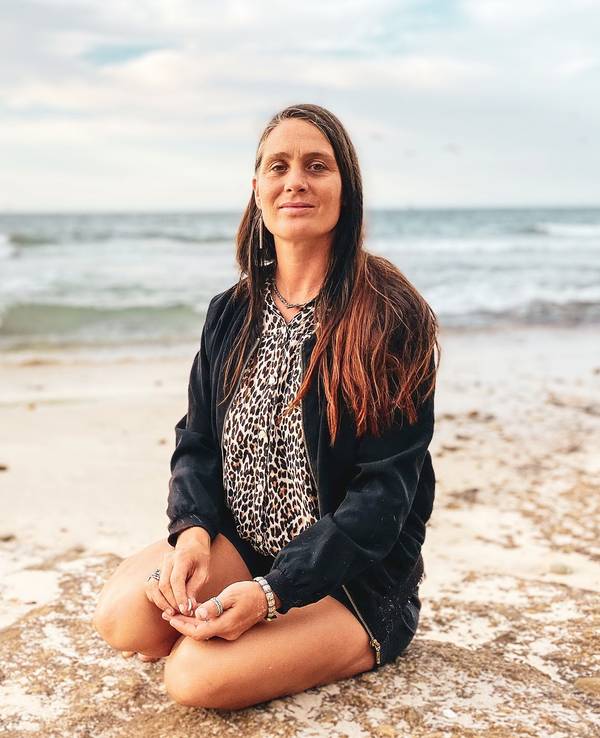 „Bauer sucht Frau International“-Kandidatin Calina aus Mexiko sitzt 2021 am Strand.
