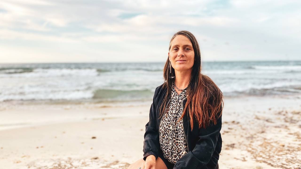„Bauer sucht Frau International“-Kandidatin Calina aus Mexiko sitzt 2021 am Strand.
