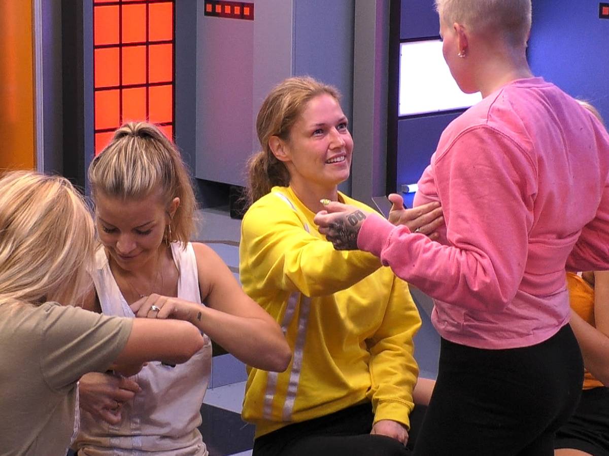Babs Kijewski, Ina Aogo, Marie Lang und Melanie Müller (von links) untersuchen eingehend ihre jeweiligen Brustimplantate in Show 11 von „Promi Big Brother“ am 16. August.