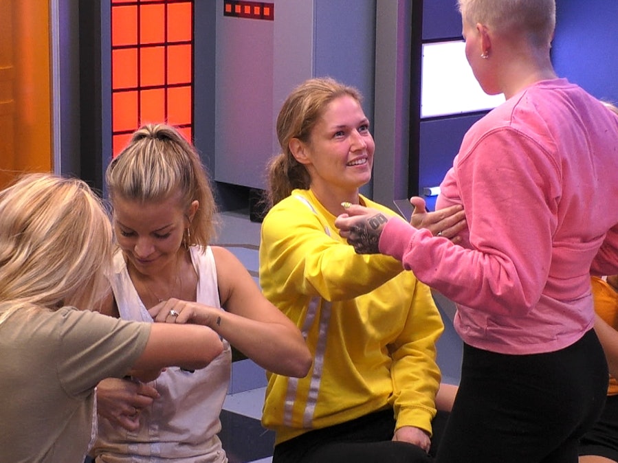 Babs Kijewski, Ina Aogo, Marie Lang und Melanie Müller (von links) untersuchen eingehend ihre jeweiligen Brustimplantate in Show 11 von „Promi Big Brother“ am 16. August.