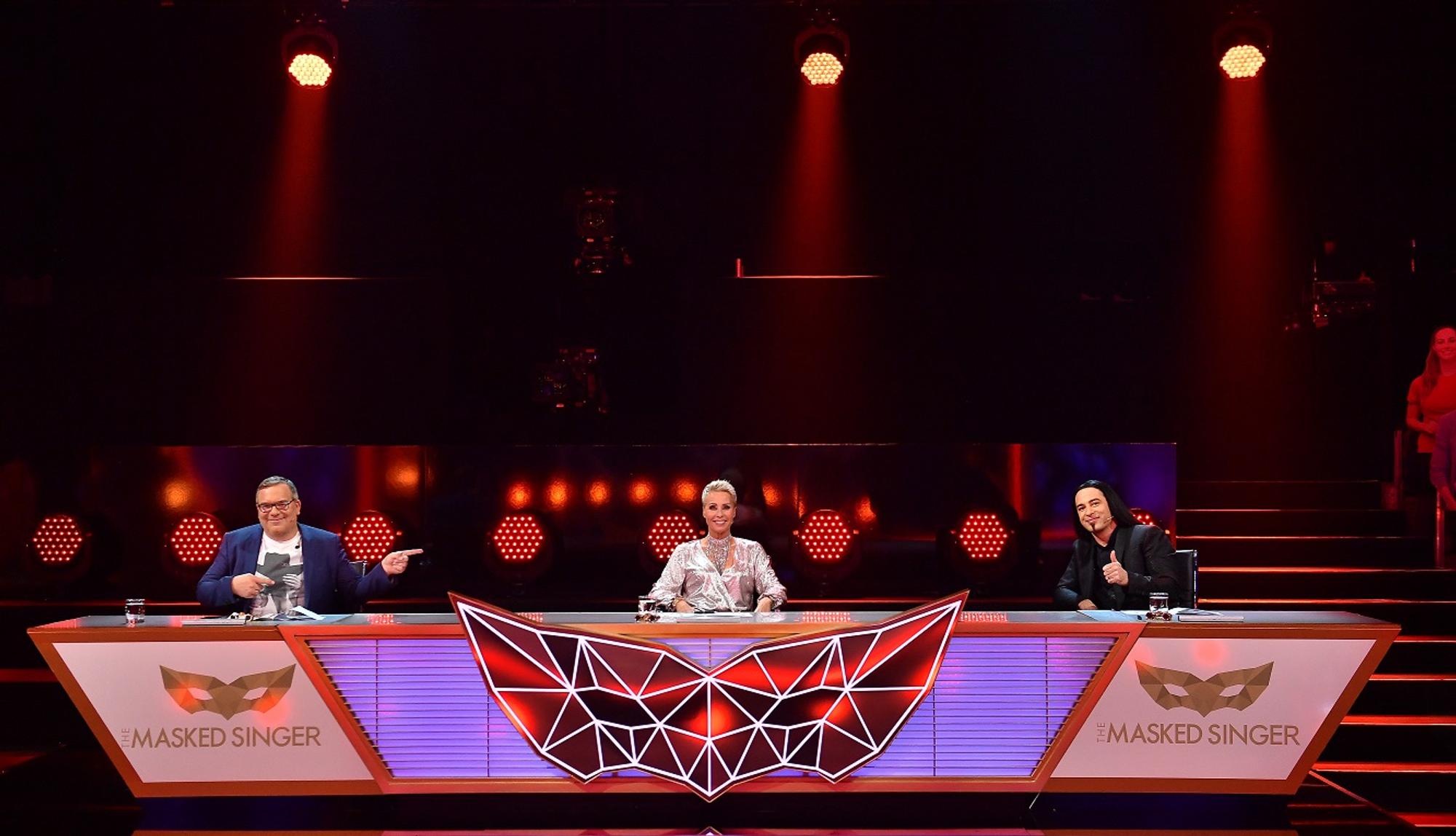 Elton (l.) sitzt als Rate-Gast neben dem Rate-Team, Sonja Zietlow und Bülent Ceylan in der vierten Folge der dritten Staffel der ProSieben-Show „The Masked Singer“.