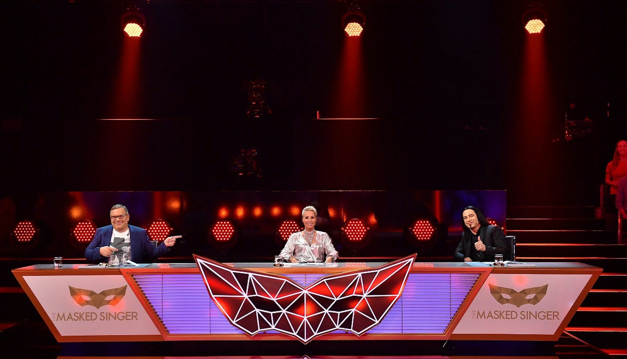 Elton (l.) sitzt als Rate-Gast neben dem Rate-Team, Sonja Zietlow und Bülent Ceylan in der vierten Folge der dritten Staffel der ProSieben-Show „The Masked Singer“.