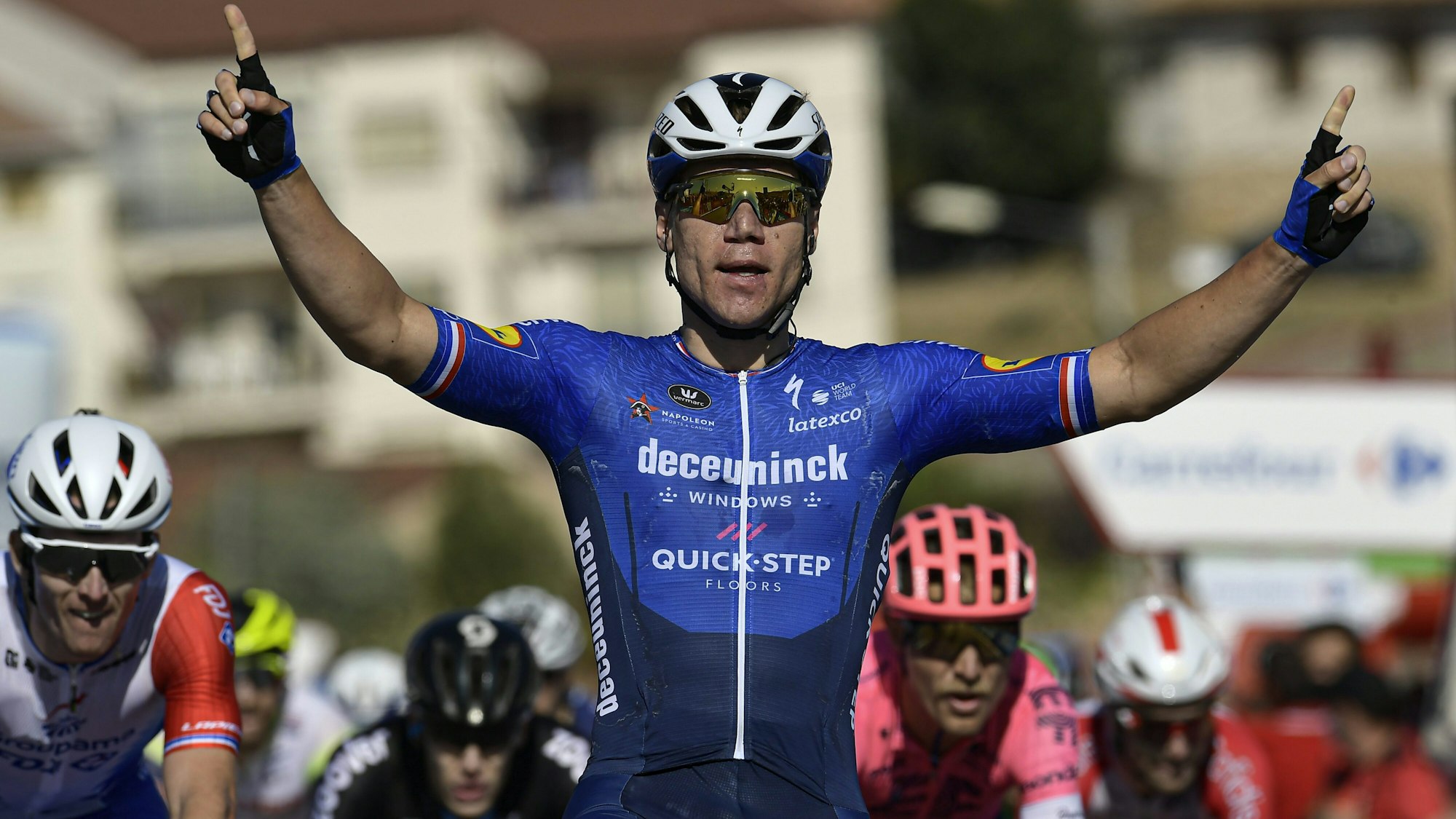 Fabio Jakobsen jubelt mit erhobenen Armen nach seinem Etappensieg bei der Vuelta.