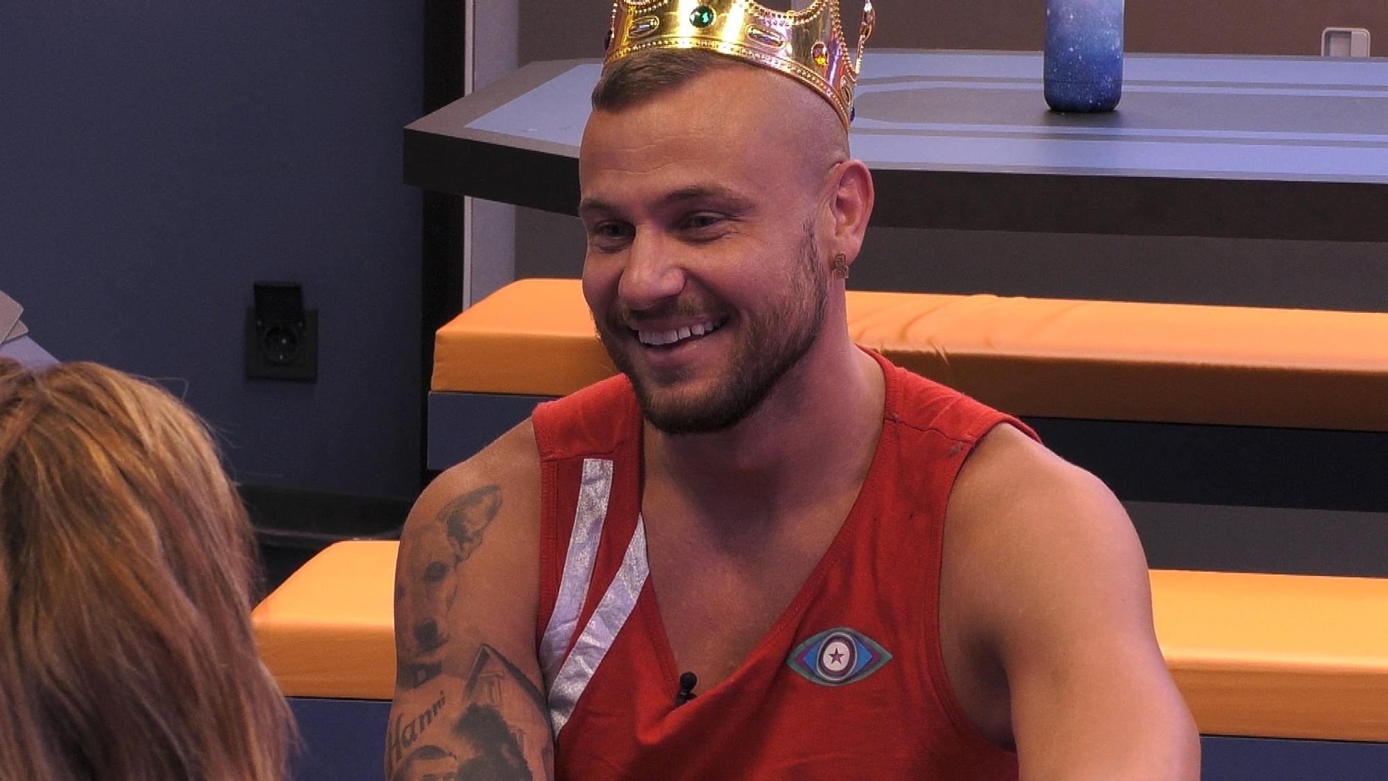Promi Big Brother 2021: Eric Sindermann verrät den Grund seiner Teilnahme. Er will endlich den blauen Haken bei Instagram.
