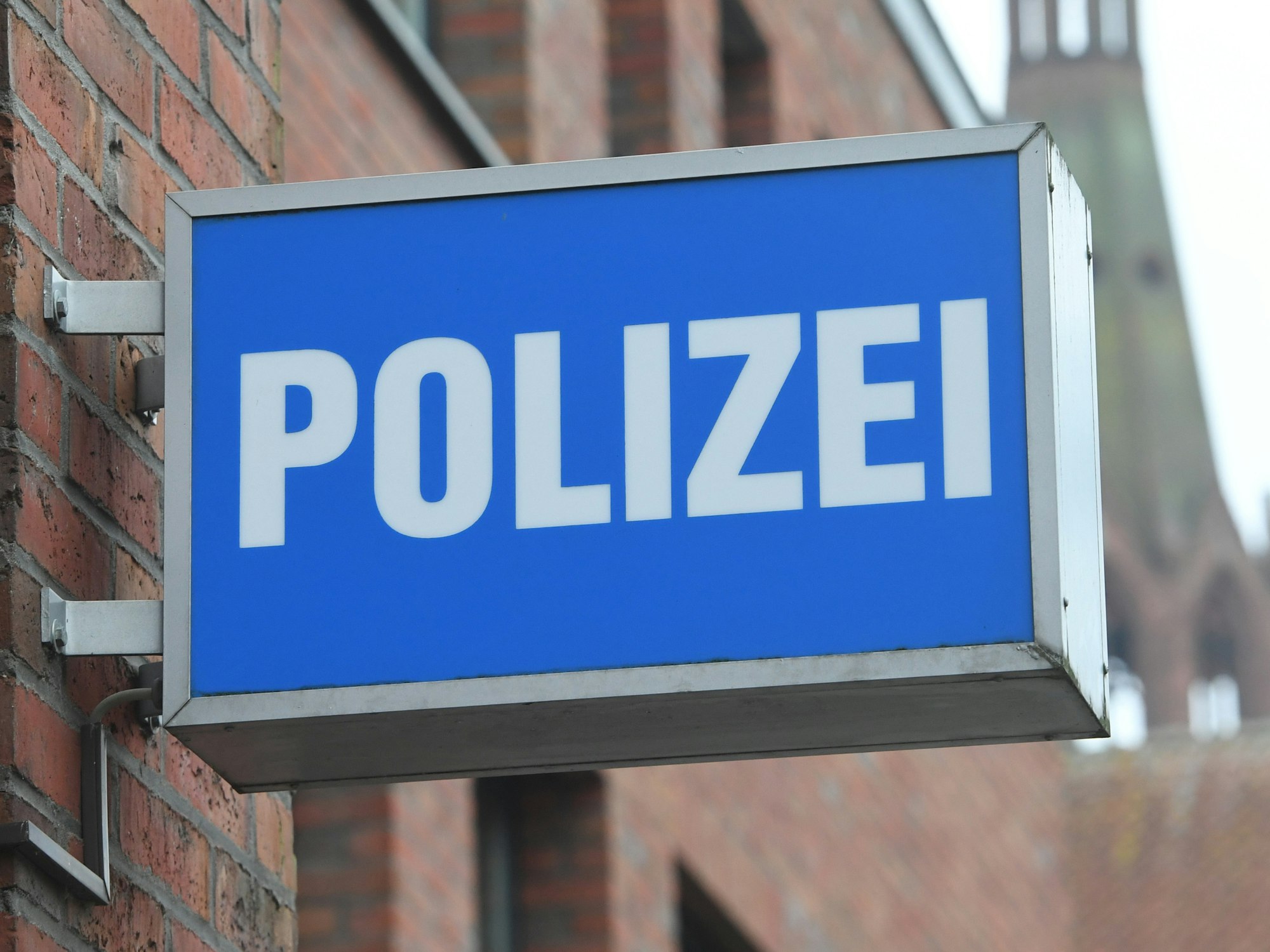 Sonntagabend (15. August) hatte man den Polizisten in einer Oberhausener Dienststelle tot aufgefunden. Ein Schild mit dem Schriftzug " Polizei" hängt an einer Polizeiwache.