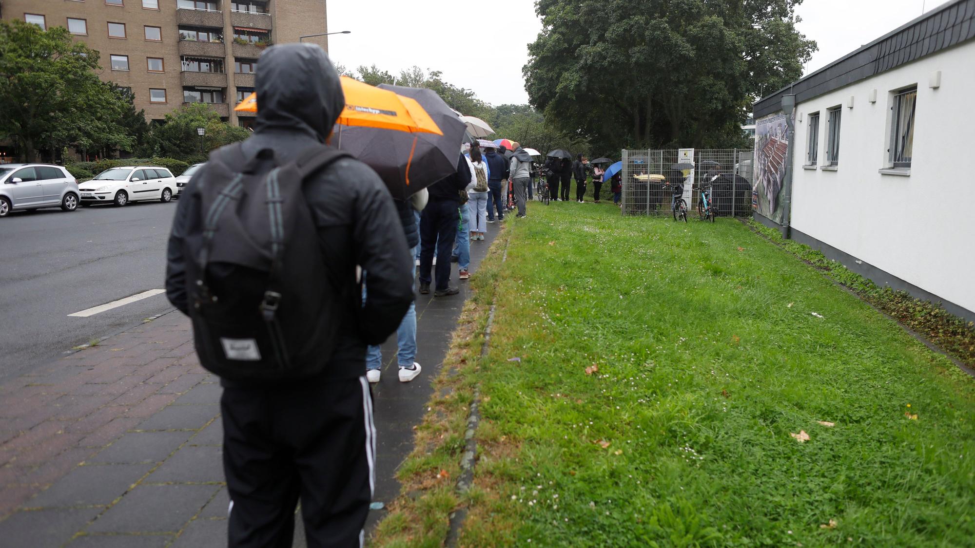 Menschen stehen vor dem Benefizspiel für den getöteten Joel in Deutz in einer Schlange am Eingang.