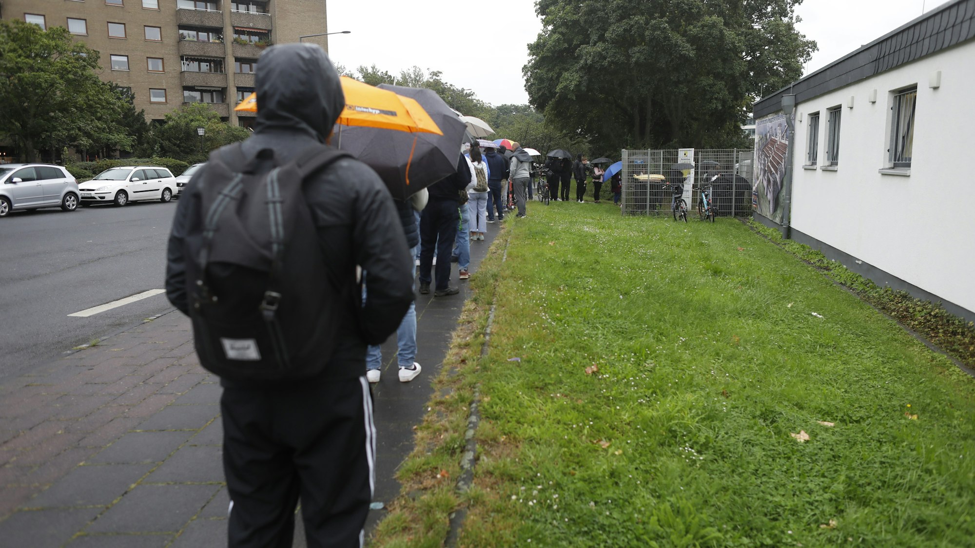 Menschen stehen vor dem Benefizspiel für den getöteten Joel in Deutz in einer Schlange am Eingang.