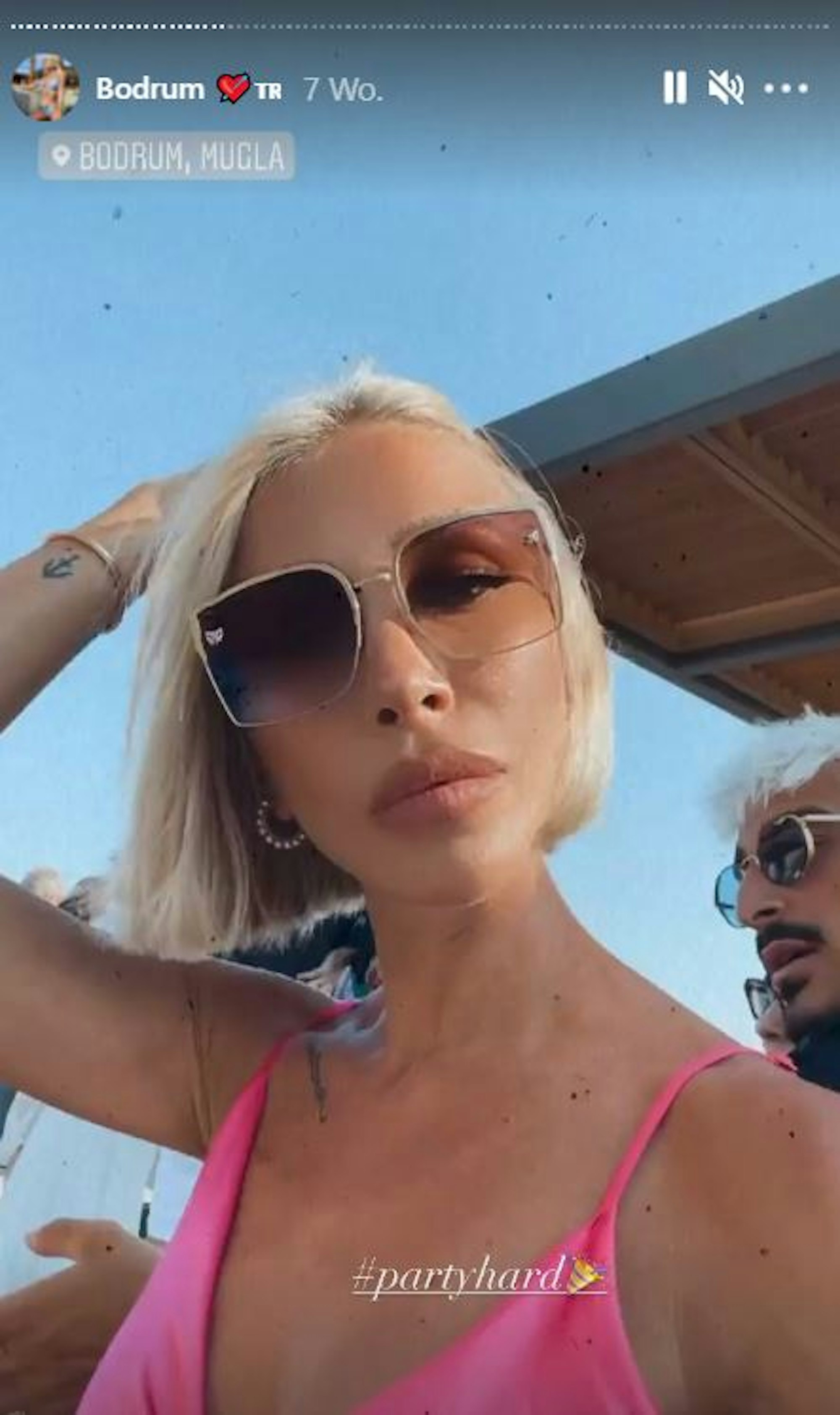Veronica Loi greift sich lässig in die Haare. Hinter ihr sitzt Koray Günter.