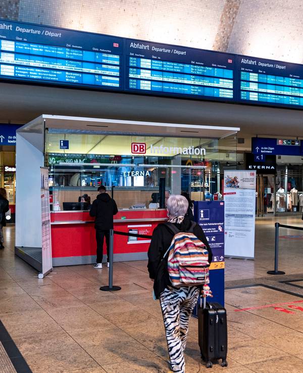 Menschen vor dem Service-Stand im Kölner Hauptbahnhof.
