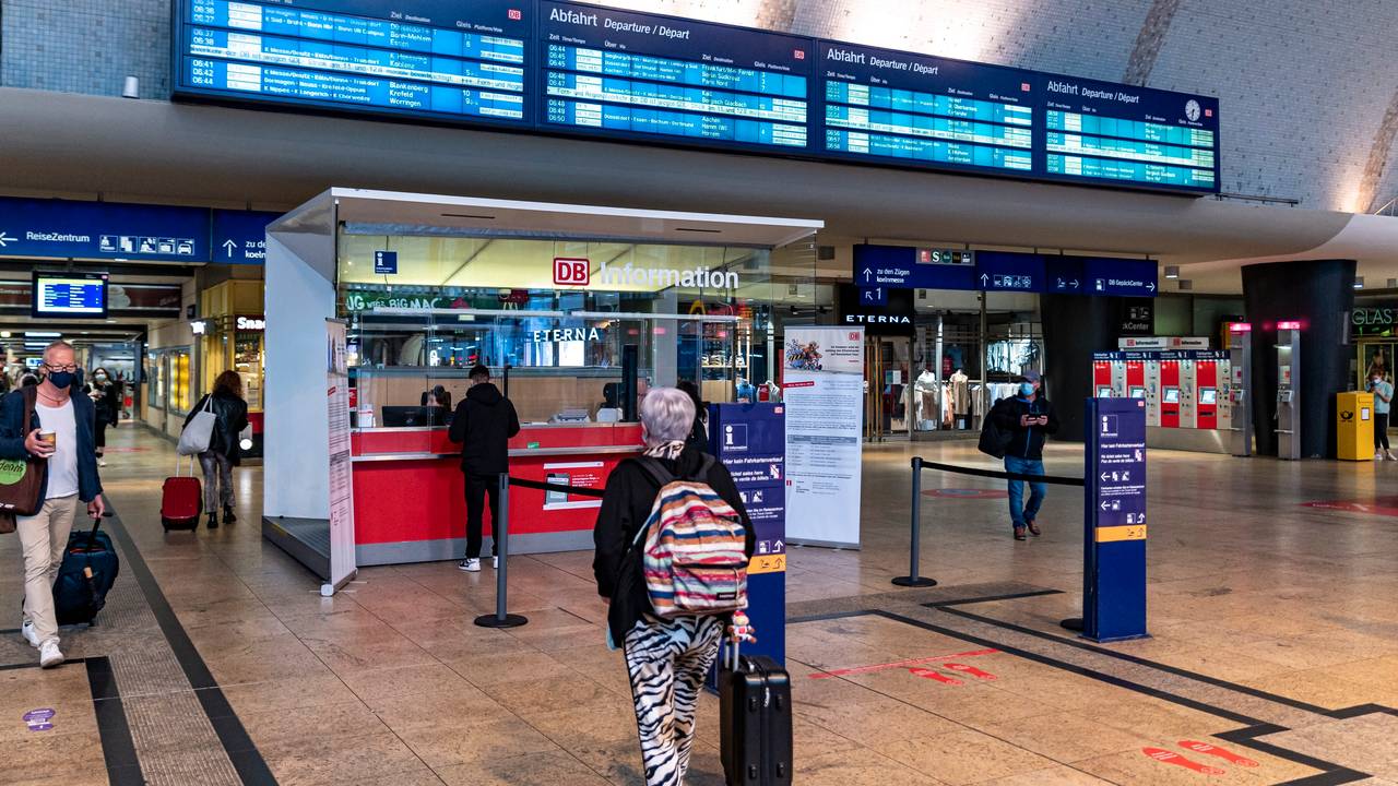 Menschen vor dem Service-Stand im Kölner Hauptbahnhof.