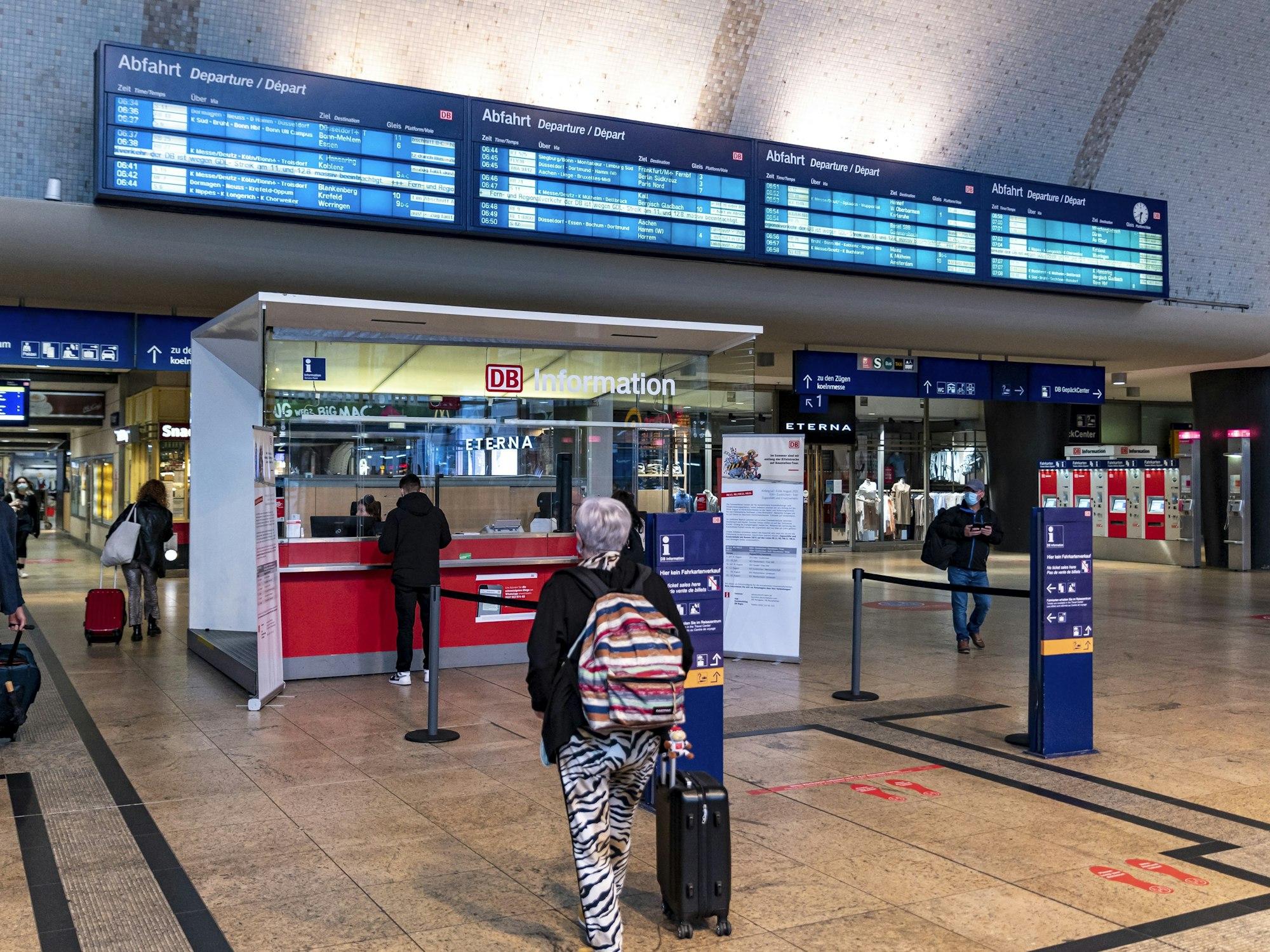 Menschen vor dem Service-Stand im Kölner Hauptbahnhof.