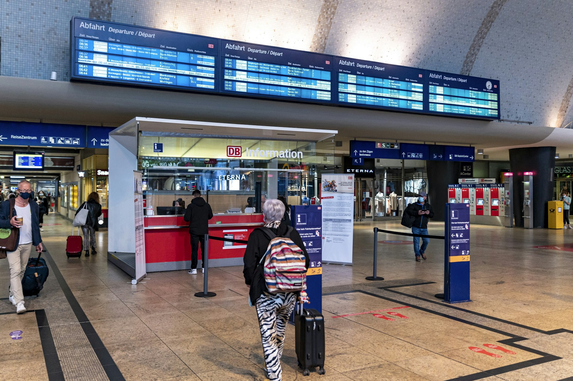 Menschen vor dem Service-Stand im Kölner Hauptbahnhof.